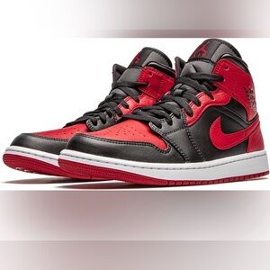 JORDAN 1 MID BREDS NWOTS!!!